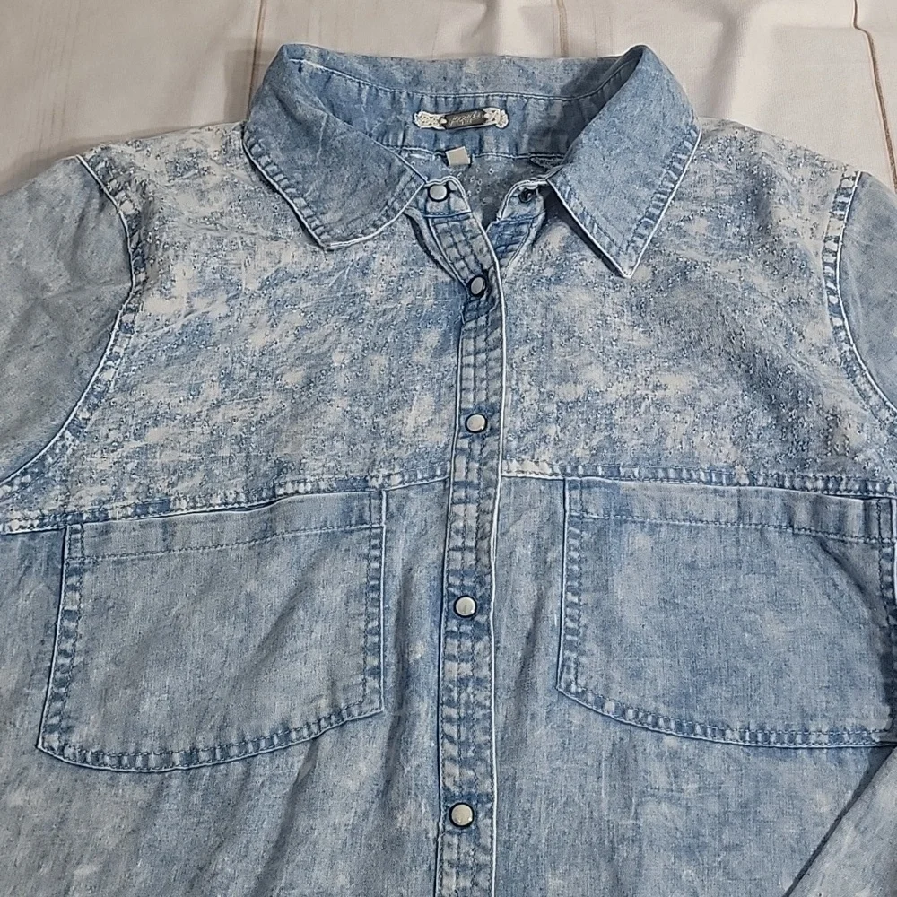 Gimmicks by BKE Perforated Chambray Shirt Light Denim Bleached Super Cute - Picture 2 of 6